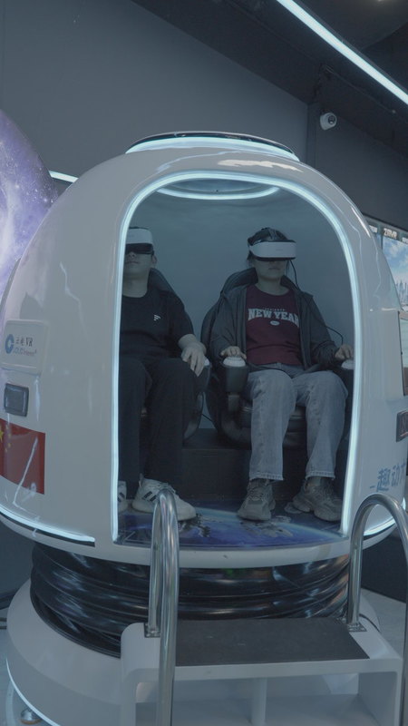 Fun Space Capsule 2-Sitzer VR-Kino-Simulator | Exklusive 360° rotierende Kapsel, Dual-Screen-Steuerung, über 20 Spezialspiele, DPVR-Brille & Multi-Effekte – SKYFUN Hersteller